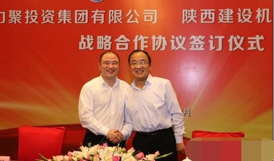近日，陜建機械與安徽力聚簽訂戰(zhàn)略合作協(xié)議，陜建機械董事長楊宏軍，副總經(jīng)理、營銷總監(jiān)賀衛(wèi)東，安徽力聚投資集團董事長宋執(zhí)壽，黨支部書記陳邦勤以及安徽潤路公司總經(jīng)理杜永龍等單位領(lǐng)導(dǎo)出席了會議