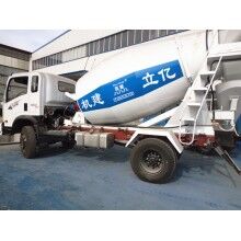專業(yè)生產(chǎn)小型混凝土罐車，億立實業(yè)2m3攪拌罐車