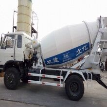 河南攪拌罐車生產(chǎn)廠家，億立實業(yè)4m3混凝土罐車專賣